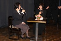 萩尾望都と倉田淳によるトークショーの様子。
