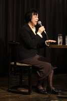 トークショー中の萩尾望都。