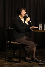 トークショー中の萩尾望都。