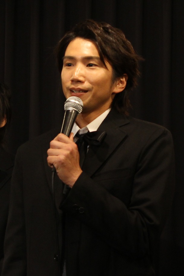 オスカー役の仲原裕之。