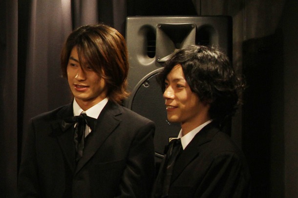 左からエーリク役の久保優二、同じく田中俊裕。
