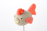 Deco&Decoで販売される「おぎゃあああああ！金魚草ケーキポップ」（650円）。(c)江口夏実・講談社／鬼灯の冷徹製作委員会 (c)江口夏実／講談社