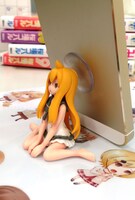 スマホスタンドとして使える千秋のフィギュア。