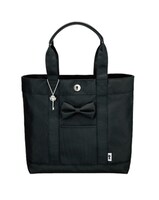 「名探偵コナン プロテクト・トート」。フロントにはコナンとおそろいの蝶ネクタイがあしらわれている。 (c)2014 青山剛昌／名探偵コナン製作委員会