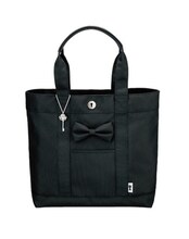 「名探偵コナン プロテクト・トート」。フロントにはコナンとおそろいの蝶ネクタイがあしらわれている。 (c)2014 青山剛昌／名探偵コナン製作委員会