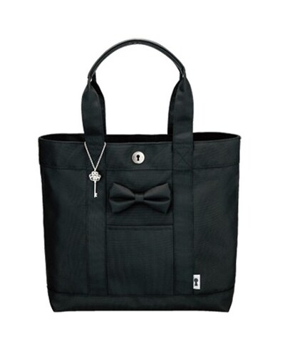 「名探偵コナン プロテクト・トート」。フロントにはコナンとおそろいの蝶ネクタイがあしらわれている。 (c)2014 青山剛昌／名探偵コナン製作委員会