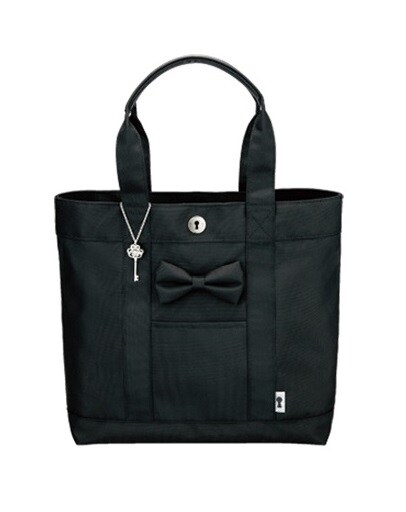 「名探偵コナン プロテクト・トート」。フロントにはコナンとおそろいの蝶ネクタイがあしらわれている。 (c)2014 青山剛昌／名探偵コナン製作委員会