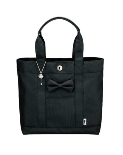 「名探偵コナン プロテクト・トート」。フロントにはコナンとおそろいの蝶ネクタイがあしらわれている。 (c)2014 青山剛昌／名探偵コナン製作委員会