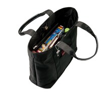 「名探偵コナン プロテクト・トート」。A4サイズの書類もゆったり入るサイズだ。 (c)2014 青山剛昌／名探偵コナン製作委員会