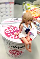 カップラーメンのふた押さえとしても使える春香のフィギュア。