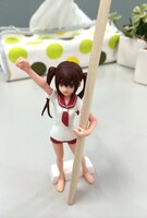 ペン立てや箸置きに使える夏奈のフィギュア。