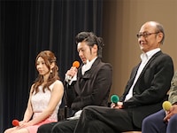 写真左から小泉麻耶、オダギリジョー、石橋蓮司。