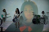 「女の穴」ビデオクリップより。