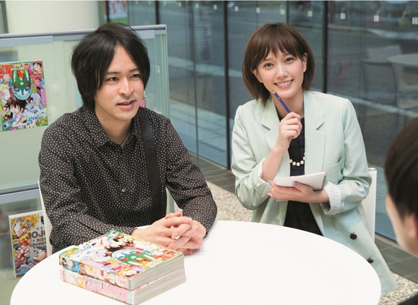 打ち合わせに臨む松井優征と本田翼。撮影／伊東祐輔（PEACE MONKEY）