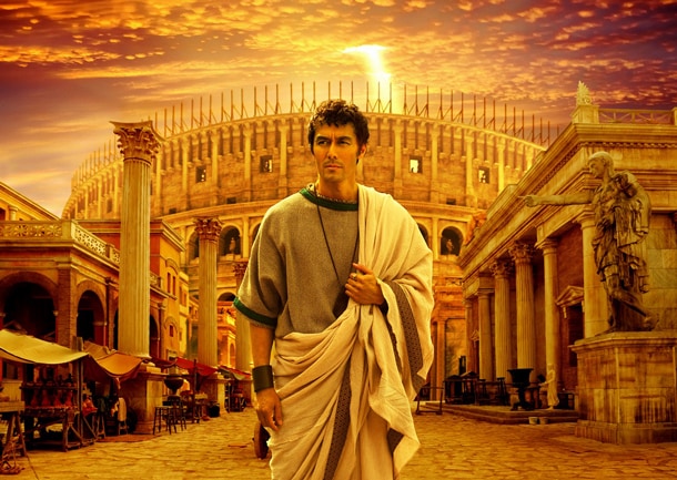 映画「テルマエ・ロマエII」代表カット。阿部寛演じるルシウスが着用している白い1枚布の上着が「トガ」。(c)2014「テルマエ・ロマエⅡ」製作委員会