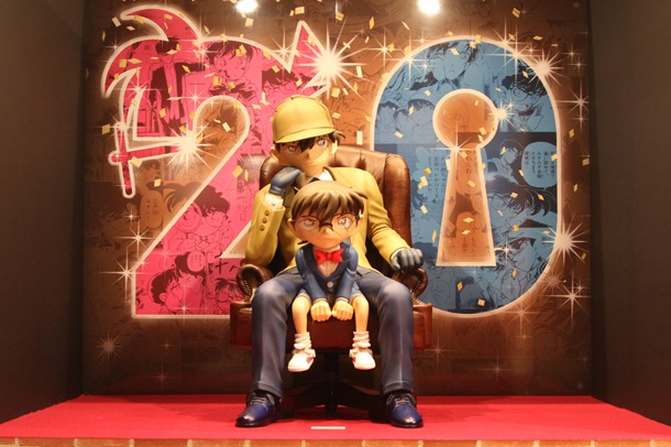 「コナン展」にて展示される、新一とコナンの実物大フィギュア。
