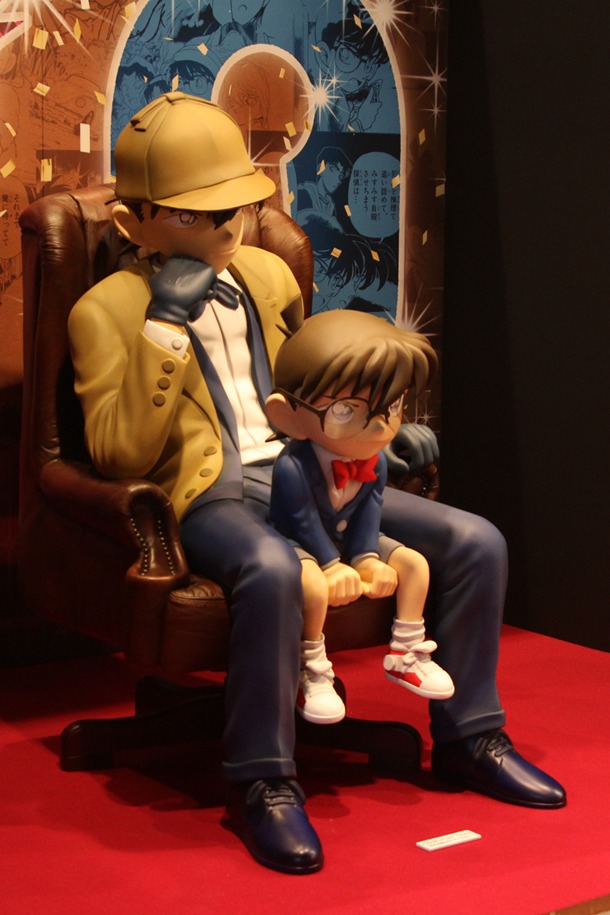 「コナン展」にて展示される、新一とコナンの実物大フィギュア。