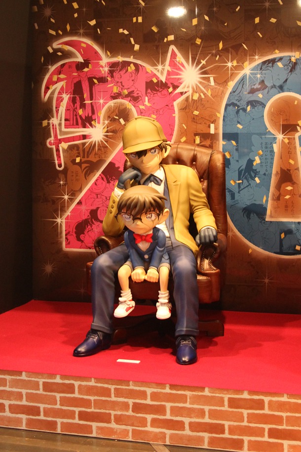 test「コナン展」にて展示される、新一とコナンの実物大フィギュア。