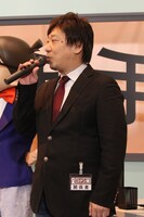 オープニングセレモニーであいさつする、週刊少年サンデーの鳥光裕編集長。