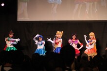 ポーズを決めるミュージカルキャストたち。写真左よりセーラージュピター役の高橋ユウ、セーラーマーキュリー役の小山百代、セーラームーン役の大久保聡美、セーラーマーズ役の七木奏音、セーラーヴィーナス役の坂田しおり。