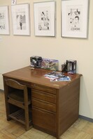 六太と日々人の学習机が原画とともに展示されている。