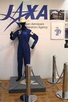 「宇宙兄弟」10巻の表紙イラストで六太が着用しているJAXAユニフォーム、ハット、サングラス。