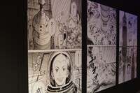 ロケット発射のシーンはブラックライトで照らされている。