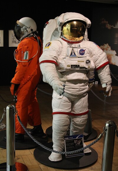 宇宙服などJAXAの関連資料も展示されている。