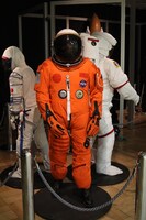 月面着陸のコーナーには宇宙服が3体展示されている。
