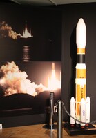 H-II Bロケットの模型と篠山紀信による写真パネル。