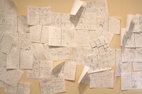 小山宙哉のネームが壁一面に貼られている。