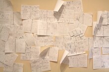 小山宙哉のネームが壁一面に貼られている。