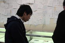 展示物を眺める小山宙哉。