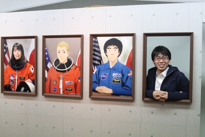 日々人や六太と並んで日本人宇宙飛行士気分を味わえるフォトスポットにて、撮影に応じる小山宙哉。