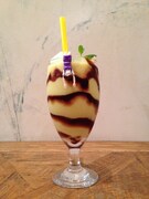 フチ子がぶら下がるアボカドバナナスムージー。