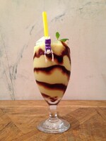 フチ子がぶら下がるアボカドバナナスムージー。