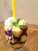 フチ子付きのアボカドバナナスムージーを、別角度から。