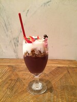 フチ子付きのアサイーパフェ。