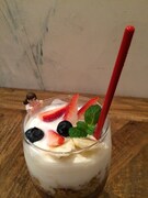 アサイーパフェを覗きこむフチ子。ものを食べられないフィギュアは、その瞳に何を思うのか。