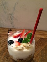 アサイーパフェを覗きこむフチ子。ものを食べられないフィギュアは、その瞳に何を思うのか。