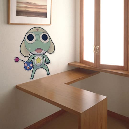 シールは凹凸のないつるつるした壁を想定したもので、ザラザラした砂壁などは使用に適さないため注意しよう。(c)2014 Mine Yoshizaki/KADOKAWA, SUNRISE