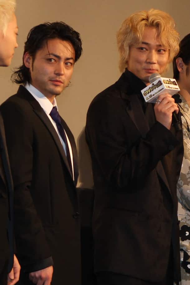 山田 綾野が讃え合う 映画 ウシジマくん2 舞台挨拶 コミックナタリー