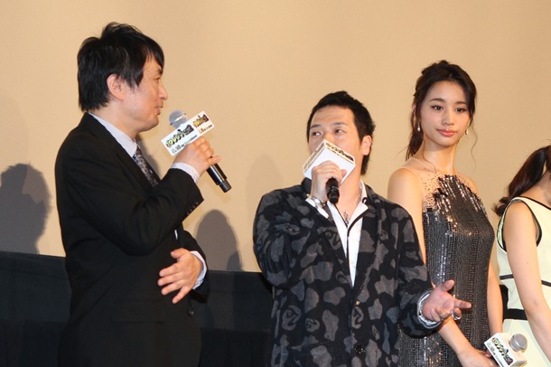 左から山口雅俊監督、柄崎役のやべきょうすけ、犀原役の高橋メアリージュン。山口監督とやべは軽妙な掛け合いを見せていた。