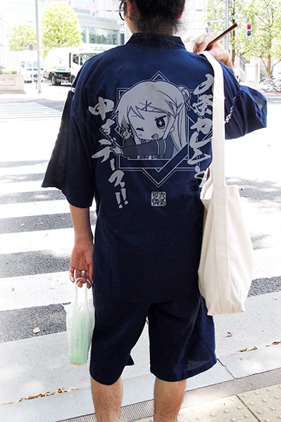 「九条カレン甚平」を着用したところ。 (c)原悠衣・芳文社／きんいろモザイク製作委員会