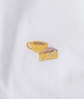 「劇場版 魔法少女まどか☆マギカ［新編］ 叛逆の物語 ボタンダウンシャツ『マミ＆なぎさVer.』」。(c)Magica Quartet／Aniplex・Madoka Movie Project Rebellion