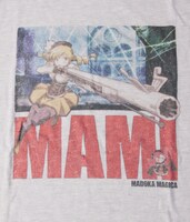 「劇場版 魔法少女まどか☆マギカ［新編］ 叛逆の物語 グラフィックTシャツ『マミVer.』」のホワイト。(c)Magica Quartet／Aniplex・Madoka Movie Project Rebellion