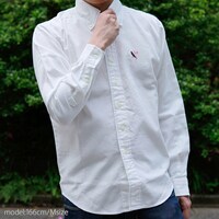 「劇場版 魔法少女まどか☆マギカ［新編］ 叛逆の物語 ボタンダウンシャツ『まどか&ほむらVer.』」を着用した様子。(c)Magica Quartet／Aniplex・Madoka Movie Project Rebellion