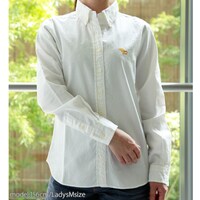 「劇場版 魔法少女まどか☆マギカ［新編］ 叛逆の物語 ボタンダウンシャツ『マミ＆なぎさVer.』」を着用した様子。。(c)Magica Quartet／Aniplex・Madoka Movie Project Rebellion