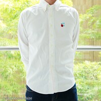 「劇場版 魔法少女まどか☆マギカ［新編］ 叛逆の物語 ボタンダウンシャツ『杏子＆さやかVer.』」を着用した様子。。(c)Magica Quartet／Aniplex・Madoka Movie Project Rebellion