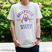 「劇場版 魔法少女まどか☆マギカ［新編］ 叛逆の物語 グラフィックTシャツ『グリーフシードVer.』」を着用した様子。(c)Magica Quartet／Aniplex・Madoka Movie Project Rebellion